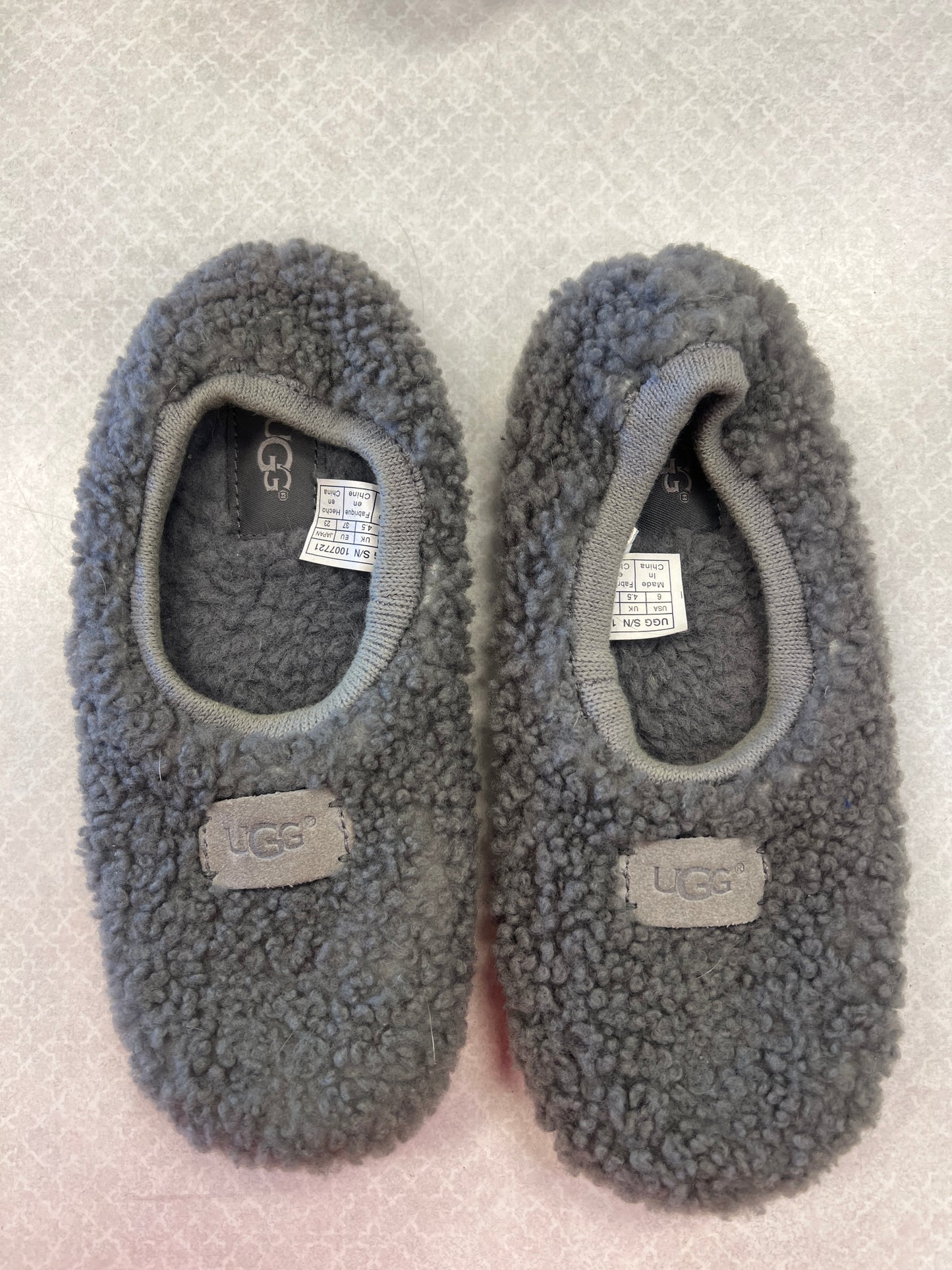 Slippers By Ugg Size: 6