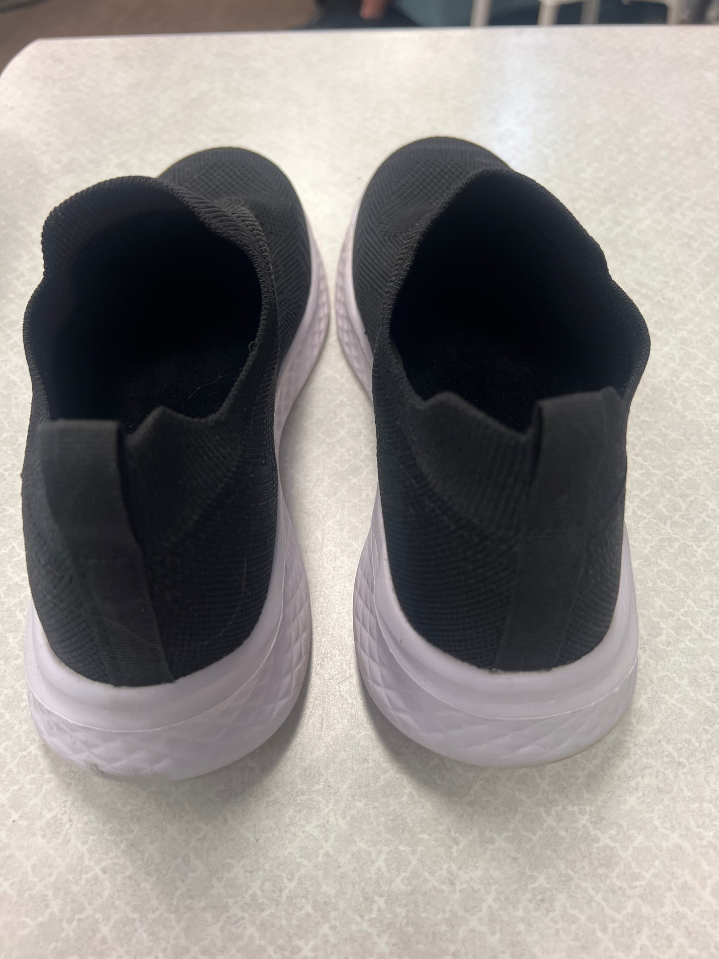 Shoes Sneakers By Clothes Mentor Size: 9.5