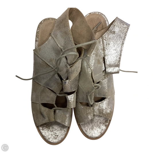 Shoes Heels Block By Clothes Mentor In Silver & Tan, Size: 8.5