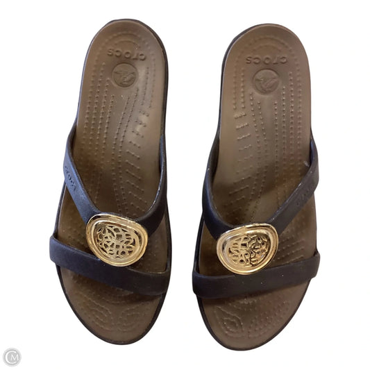 Sandals Flats By Crocs In Brown & Gold, Size: 6
