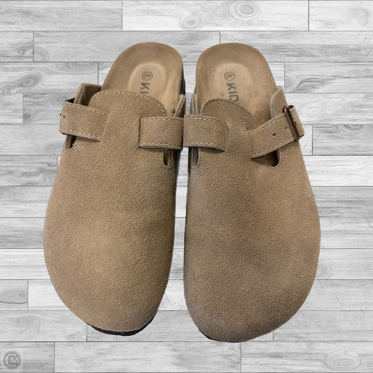 Shoes Flats By Clothes Mentor In Beige, Size: 9.5