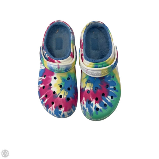 Shoes Flats By Crocs In Multi-colored, Size: 9