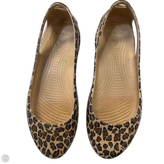 Shoes Flats By Crocs In Animal Print, Size: 8